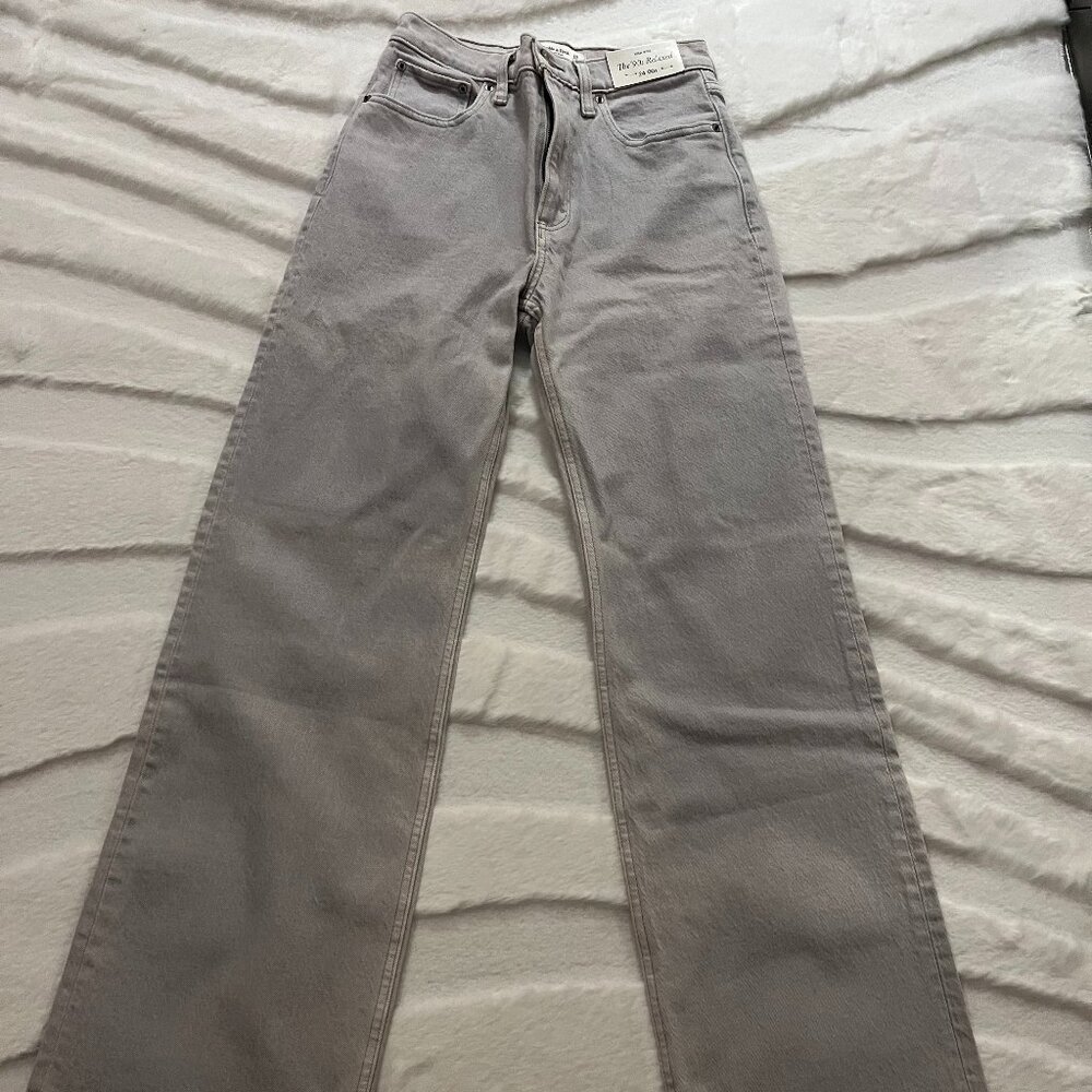 Abercrombie and Fitch High Rise 90s Relaxed Jean Size 24/00 Short.  Light Gray.